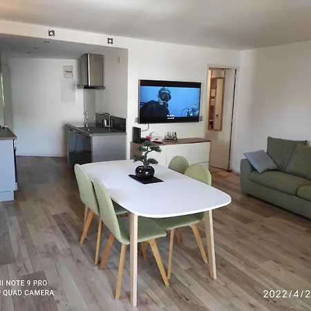 4 Personnes Avec Piscine, Tennis, Proche De La
